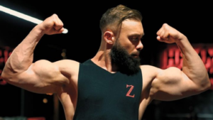 Fromhumantogod, barbe, avec les biceps contractés